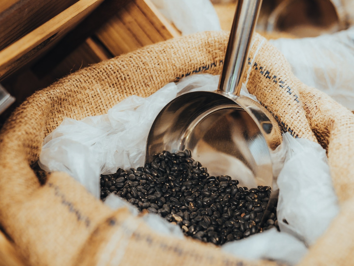 Café em grão em saca de serapilheira