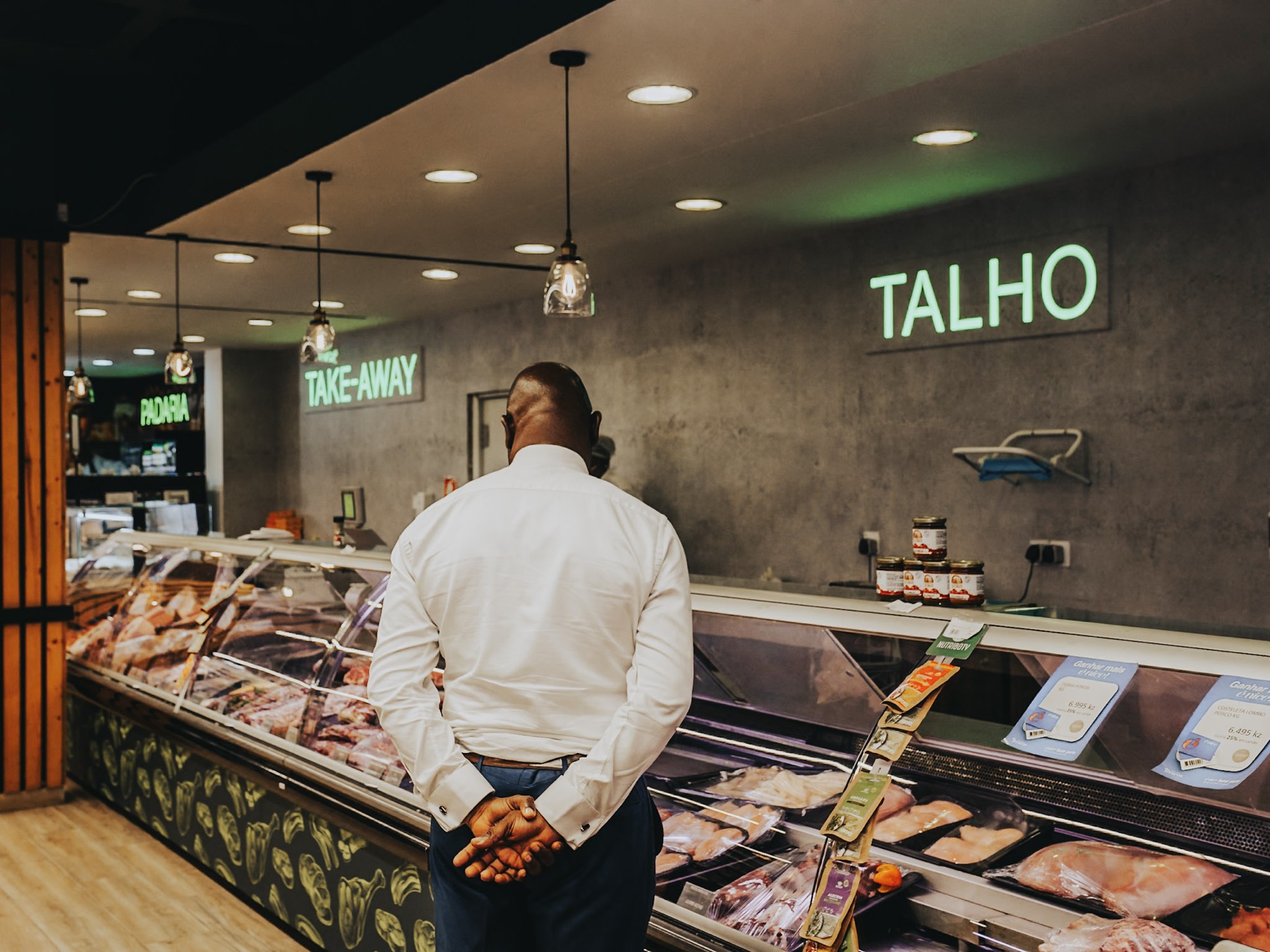 Balcão de talho da Casa dos Frescos com cliente a escolher
